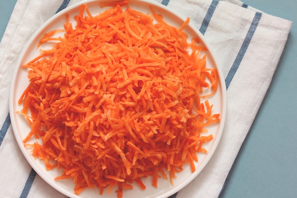 raw grated carrots on a plate top view fresh vegetable - Груздянка с яйцом