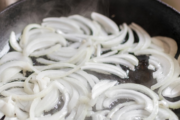 roasting the chopped onion in a frying pan with butter 1 - Бульон красный со слоёными мясными пирожками