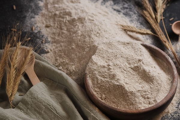 rye flour sieve and ears preparation for making bread - Полевка с ржаной мукой