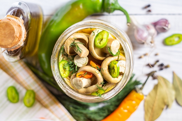 salted milk mushrooms or pickled milk mushrooms in a glass jar and ingredients pepper garlic dill and bay leaf - Груздянка с яйцом