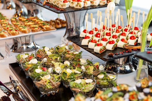 appetizing snacks on the buffet table at the event close up - Рекомендации по расчёту банкетных блюд и напитков