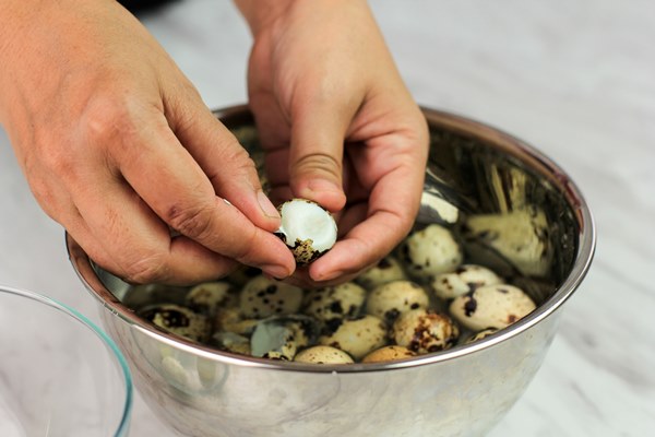 asian old woman hand peel quail egg on stainless bowl cooking process in the kitchen - Секреты приготовления яиц всмятку, "в мешочек" и вкрутую. Пошаговая инструкция