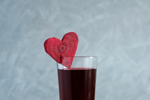 beetroot juice closeup glass of red beverage decorated slice of beet heart shaped salgam - Борщ постный из карасей