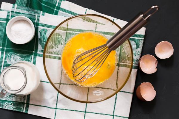 bowl with eggs yolk on table - Старинные секреты приготовления скоромных и постных супов