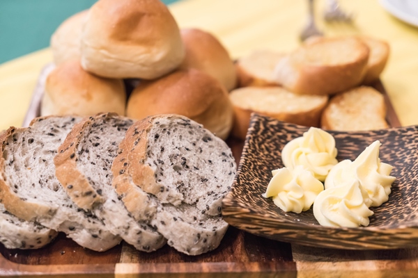 bread on table - Рекомендации по расчёту банкетных блюд и напитков
