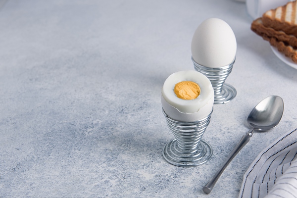 breakfast of two hardboiled eggs and toast - Секреты приготовления яиц всмятку, "в мешочек" и вкрутую. Пошаговая инструкция