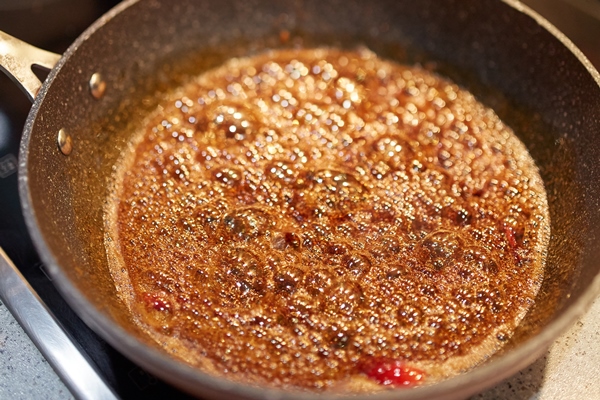brown demerara sugar caramelizing in a pan for a thai recipe - Старинные секреты приготовления мясных бульонов
