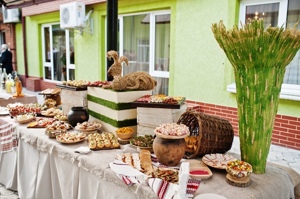 buffet table of reception with cold snacks meat and salads - Рекомендации по расчёту банкетных блюд и напитков