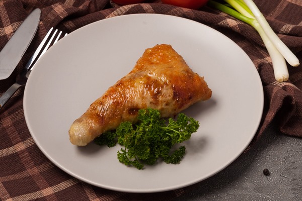 chicken leg stuffed with chicken and vegetables decorated with herbs - 8 блюд из одной курицы