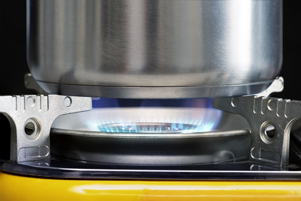 closeup of a pot on gas stove during cooking preparing food - Секреты приготовления яиц всмятку, "в мешочек" и вкрутую. Пошаговая инструкция