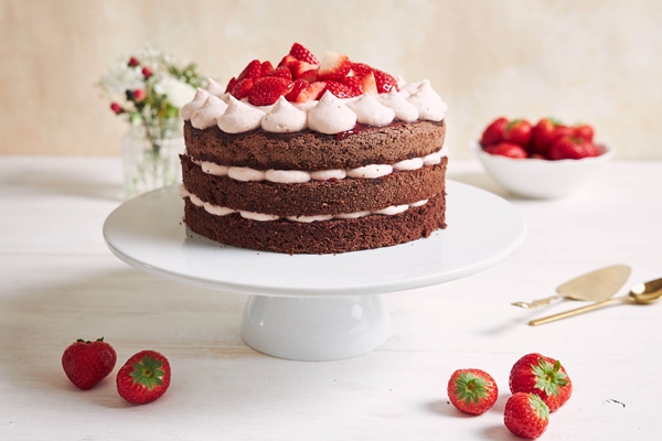 delicious and sweet cake with strawberries and baiser on a plate - Рекомендации по расчёту банкетных блюд и напитков
