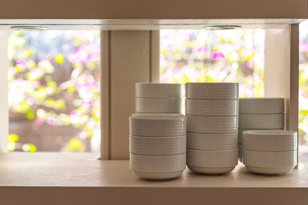 empty soup plates on a shelf in a restaurant against the backdrop of a blooming garden in the maldives - Старинные секреты приготовления мясных бульонов