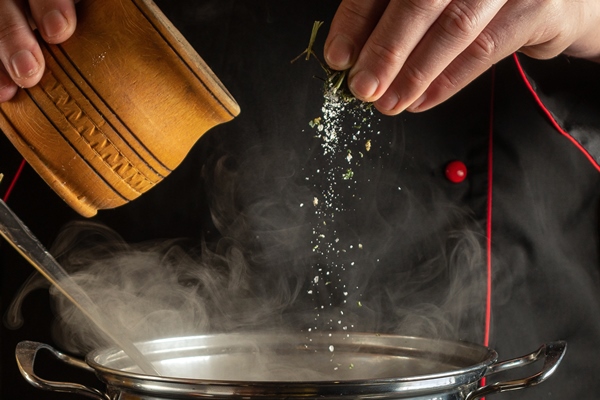experienced chef adds salt to stock pot of boiling water cooking italian spaghetti in the kitchen - Секреты приготовления яиц всмятку, "в мешочек" и вкрутую. Пошаговая инструкция