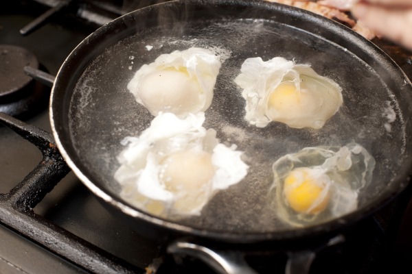 four poached eggs cooked in a pot - Секреты приготовления яиц всмятку, "в мешочек" и вкрутую. Пошаговая инструкция