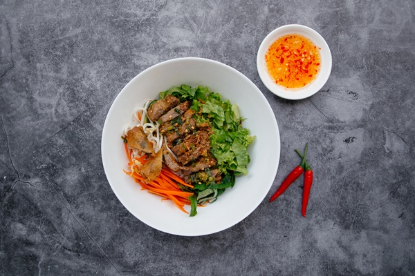 fried roll noodle with bbq pork fish sauce and salad served in bowl isolated on dark grey background top view of japanese food - 8 блюд из одной курицы