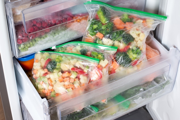 frozen vegetables in a bag in the freezer long term storage of products frozen food - Кулинарные секреты для одиноких