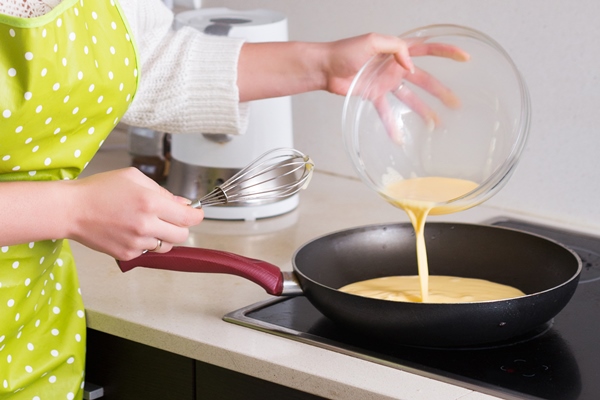 girl pouring dough in pan - Драчена-пирожное на скорую руку