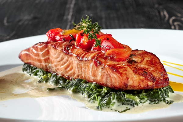 grilled salmon steak with stewed spinach in cream - Кулинарные секреты для одиноких