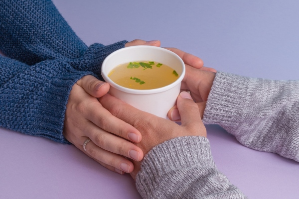 hands holding a papern cup with broth soup - Старинный рецепт бульона для больных и ослабленных