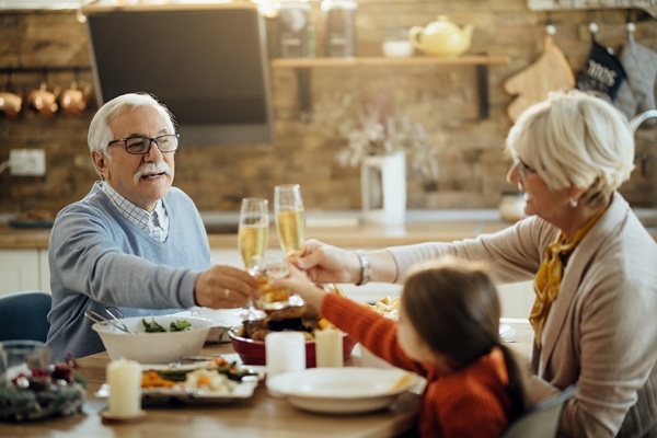 happy grandparents and granddaughter toasting during thanksgiving lunch at home - Рекомендации по расчёту банкетных блюд и напитков