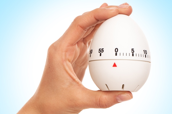 kitchen timer in woman s hand - Секреты приготовления яиц всмятку, "в мешочек" и вкрутую. Пошаговая инструкция