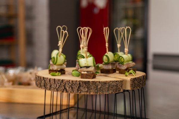 mini canapes on rye bread with cucumber and herring catering buffet table for banquet event - Рекомендации по расчёту банкетных блюд и напитков