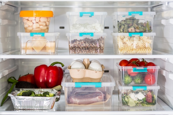 open fridge with plastic food containers and vegetables - Кулинарные секреты для одиноких