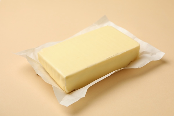 paper with butter on beige background close up - Драчена-пирожное на скорую руку