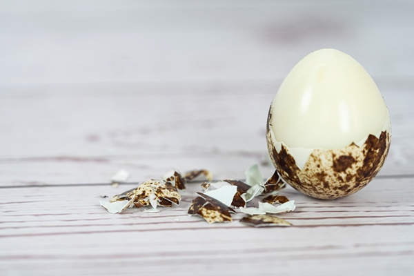 peeled hard boiled quail egg with broken shell - Секреты приготовления яиц всмятку, "в мешочек" и вкрутую. Пошаговая инструкция