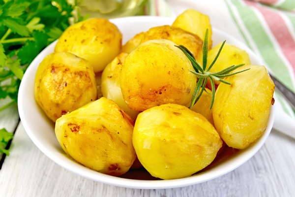 potatoes fried in plate on light board - Фаршированный картофель, постный стол