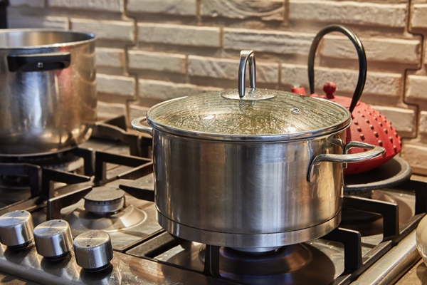 pots with cooking food in the kitchen on gas stove - Старинный рецепт бульона для больных и ослабленных