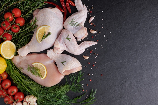 raw chicken fillet with garlic pepper and rosemary on wooden on chopping board - 8 блюд из одной курицы