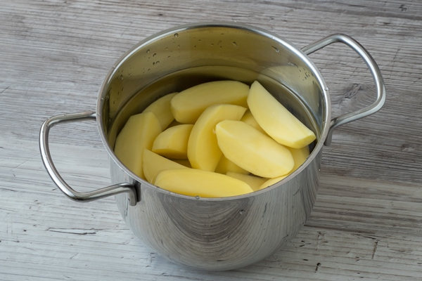 raw peeled potatoes in a pot of water before cooking - Картофельные крокеты, постный стол