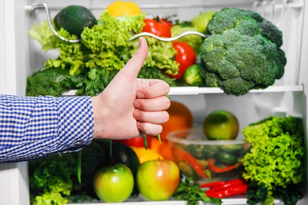 refrigerator full of green nutritious food vegetables and salad - Кулинарные секреты для одиноких