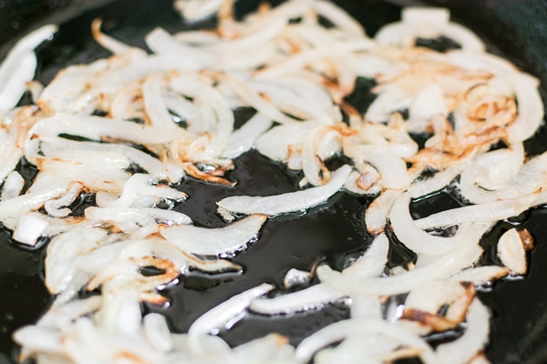 roasting the chopped onion in a frying pan with butter - Старинные секреты приготовления мясных бульонов