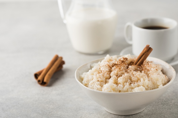 scandinavian rice porridge in a bowl with cinnamon healthy breakfast - Кулинарные секреты для одиноких