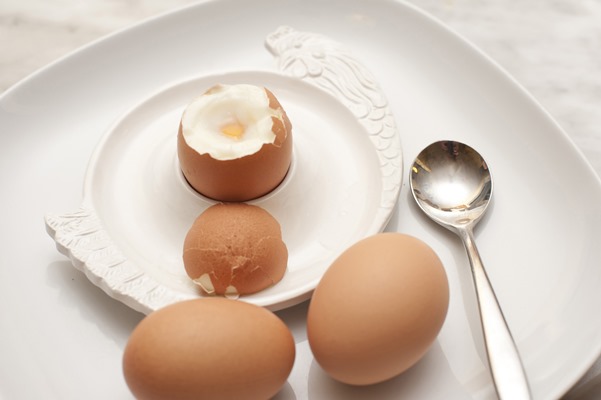 serving of three boiled eggs for breakfast - Секреты приготовления яиц всмятку, "в мешочек" и вкрутую. Пошаговая инструкция