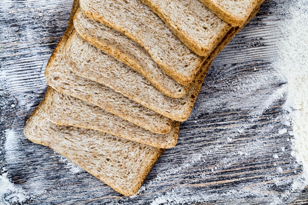 sliced fresh bread in white wheat flour close up of food - Кулинарные секреты для одиноких
