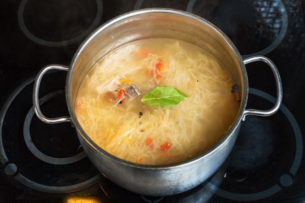 soup from stewed sour cabbage in stockpot - Кулинарные секреты для одиноких