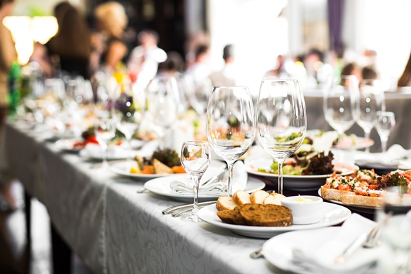 sparkling glassware stands on long table prepared for wedding di - Рекомендации по расчёту банкетных блюд и напитков