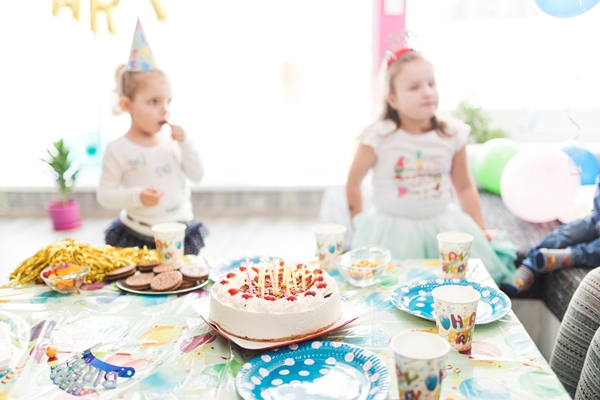 tasty cake on birthday party - Рекомендации по расчёту банкетных блюд и напитков
