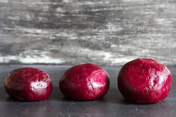three roots of cooked peeled beet in a row on the black background - Кулинарные секреты для одиноких
