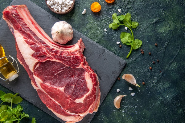 top view big meat slice raw meat with greens on dark surface - Красный сборный бульон по-румынски