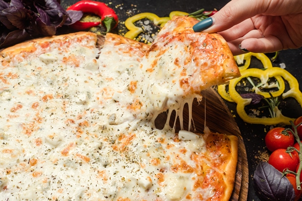 traditional italian food delicious pizza slice with melted cheese - Рекомендации по расчёту банкетных блюд и напитков