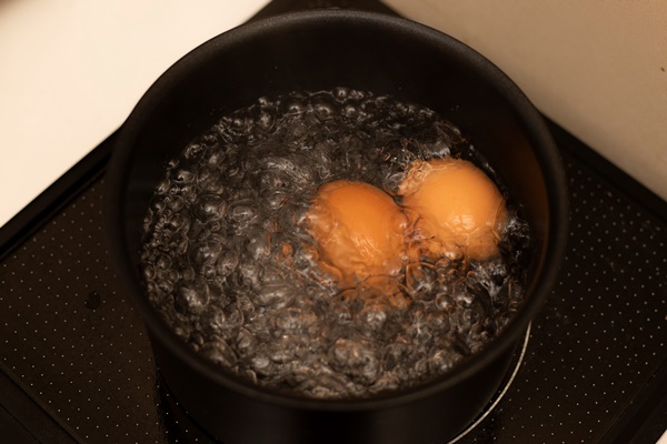 two eggs boiling in a pot - Секреты приготовления яиц всмятку, "в мешочек" и вкрутую. Пошаговая инструкция