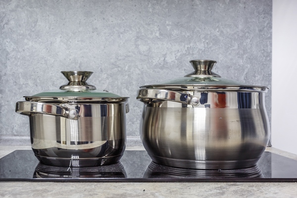 two pots are on an electric or induction hob 1 - Старинные секреты приготовления мясных бульонов
