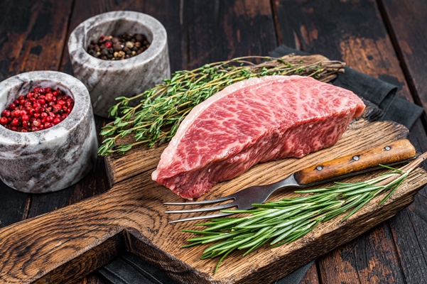 wagyu a5 raw rump or sirloin steak kobe beef meat on a butchery board dark wooden background top view - Старинные секреты приготовления мясных бульонов