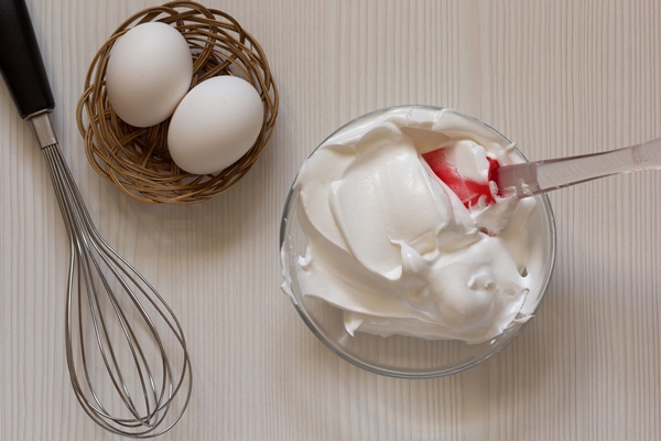 whipped egg whites in glass bowl top view - Драчена