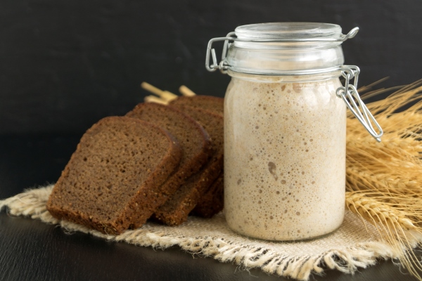 active rye sourdough in a glass jar for homemade bread 1 - Ржаные закваски