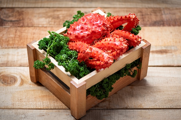 alaskan king crab cooked steam or boiled seafood on green curly parsley in wooden box with wood fresh red crab hokkaido 1 - О вреде крабовых палочек